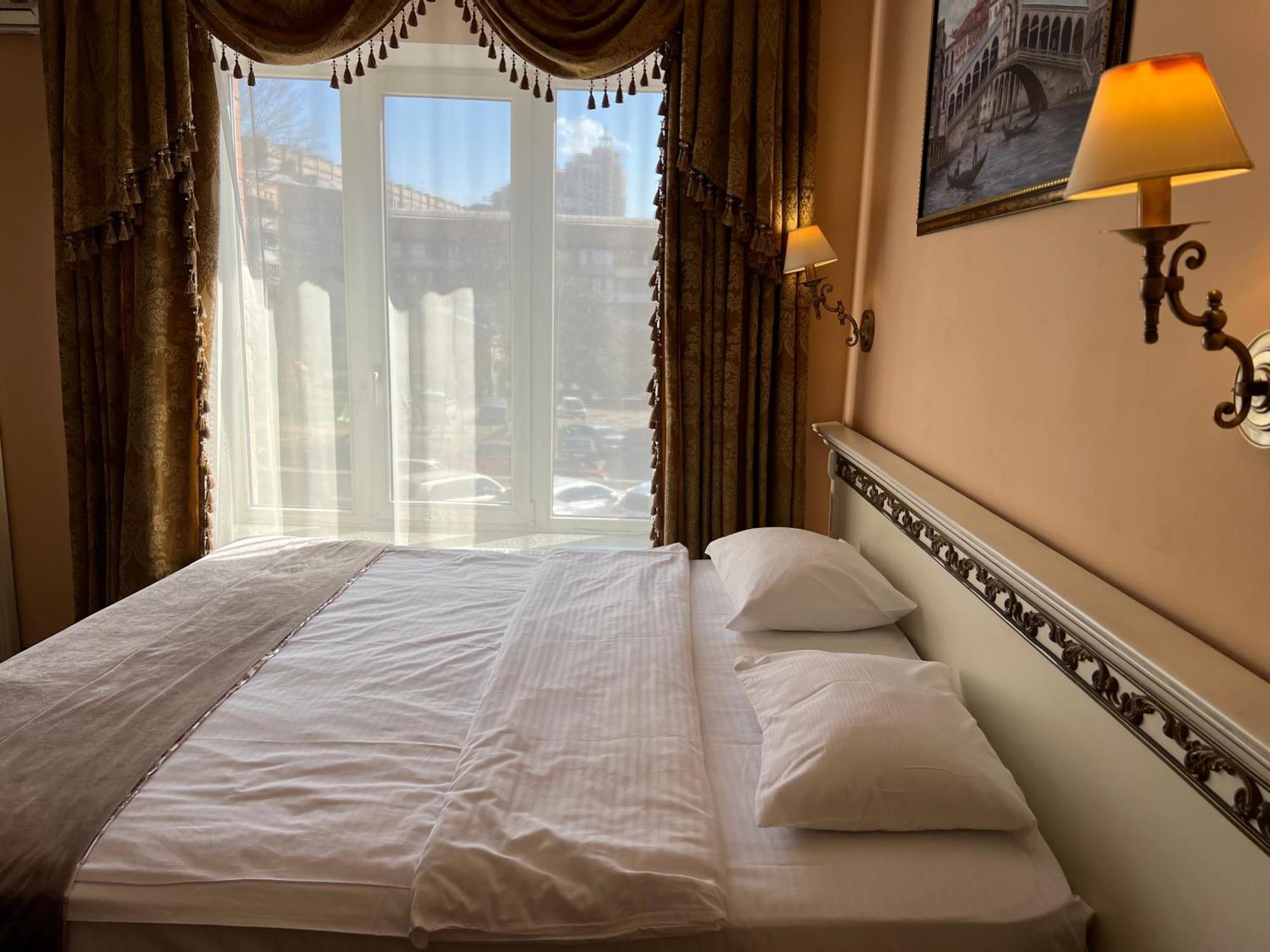 Royal City Hotel Kiev Habitación foto