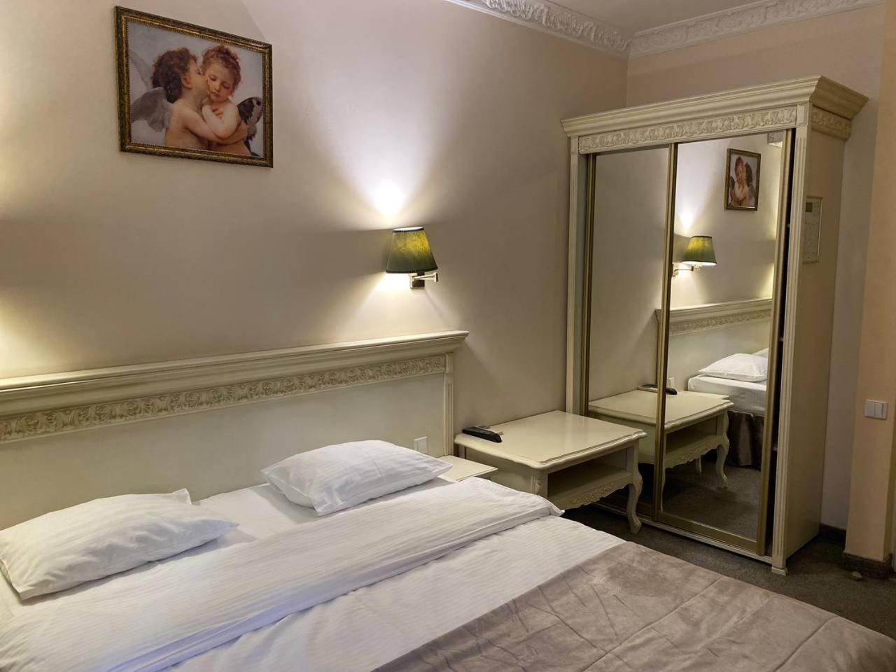 Royal City Hotel Kiev Habitación foto
